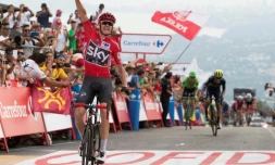 Le Britannique Chris Froome (Sky) franchit en vaiqneur la ligne d'arrivée de la 9e étape de la Vuelta, le 27 août 2017 à Benitachell
