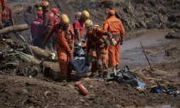 Des secouristes transportent un corps après la rupture d'un barrage près de Brumadinho au Brésil, le 28 janvier 2019