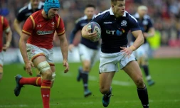 Le centre de l'Ecosse Huw Jones (d) à la lutte avec le 3e ligne gallois Justin Tipuric lors du Six nations à Murrayfield, le 25 février 2017