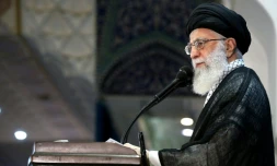 Photo fournie par les autorités iraniennes du guide suprême Ali Khamenei lors d'un prêche à la grande mosquée de Téhéran, le 26 juin 2017