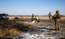 Des soldats ukrainiens Ă un checkpoint prĂšs du village de Velyka Dymerka, aux portes de Kiev, le 10 mars 2022