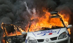 Une voiture de police incendiée par des manifestants anti-police à Paris, le 18 mai 2016