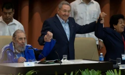 Une photo fournie par le site officiel cubain www.cubadebate.cu montrant le président Raul Castro (c) et l'ex-président Fidel Castro (g) à la clôture du congrès du Parti communiste à La Havane, le 19 avril 2016