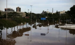 Une zone inondée du centre historique de Porto Alegre, dans l'Etat du Rio Grande do Sul, le 8 mai 2024 au Brésil