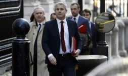 Le ministre du Brexit Stephen Barclay (c) et l'attorney général Geoffrey Cox (g), le 5 mars 2019 à Londres