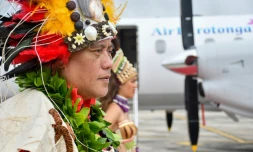 Un prêtre participe à l'aéroport de Rarotonga, dans les îles Cook, le 13 août 2022, à  
la cérémonie de lancement du premier vol d'Air Rarotonga vers Tahiti, après presque deux ans d'arrêt lié au Covid
