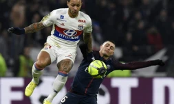 L'attaquant de Lyon Memphis Depay (G) et le milieu de terrain du PSG Marco Verratti au stade Decines-Charpieu le 21 janvier 2018