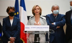 La candidate de LR à la présidentielle Valérie Pécresse, entourée par la vice-présidente de LR Annie Genevard et le président du Sénat Gérard Larcher, donne une conférence de presse le 8 janvier 2022 à Paris