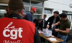 Des salariés votent lors du référendum d'entreprise consultatif organisé le 11 septembre 2015 à l'usine Smart à Hambach