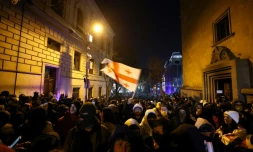 Des manifestants se rassemblent pour une septième journée consécutive de manifestations de masse contre le report par le gouvernement des négociations d'adhésion à l'Union européenne jusqu'en 2028, dans le centre de Tbilissi, le 5 décembre 2024