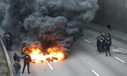 Pneus incendiés par des chauffeurs de taxi en grève le 26 janvier 2016 sur le périphérique porte Maillot à Paris