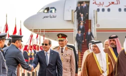 Dans cette photo publiée par l'agence officielle bahreïnie BNA, le président égyptien Fattah al-Sissi arrive à Manama le 15 mai 2024, à la veille du sommet de la Ligue arabe