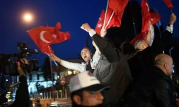 Les partisans du "oui" au référendum en Turquie à Istanbul le 16 avril 2017
