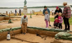 L'archéologue Caitlin Delmas entourée de sacs de sable qui permettent de protéger les vestiges des intempéries, de plus en plus intenses sur le site historique de Jamestown, sur la côte est américaine, le 10 mai 2022