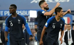 Les internationaux français Paul Pogba (g), Olivier Giroud (c) et Raphaël Varane (d) à la fin de la demi-finale contre la Belgique, le 10 juillet 2018 à Saint-Pétersbourg