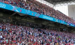 Une foule assiste à un match de football Croatie-Espagne à Copenhague le 28 juin 2021