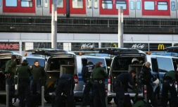 Des policiers se préparent à encadrer une manifestation du mouvement antimigrants Pegida, à Cologne, dans l'ouest de l'Allemagne, le 9 janvier 2016