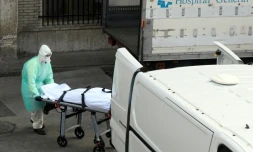 Un corps est transporté hors de l'hôpital Gregorio Maranon, à Madrid, le 25 mars 2020