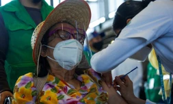Una Mexicaine se fait vacciner contre le Covid-19 à l'Université autonome de Mexico, à Mexico, le 24 mars 2021