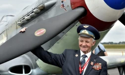 Un vétéran russe de la Seconde guerre mondiale lors du 75e anniversaire du régiment de chasse Normandie-Niémen, qui a combattu au sein de l'Armée rouge, le 9 juin 2017 à Mont-de-Marsan 