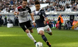 Le Bordelais Adam Ounas (d) face à Guingamp en Ligue 1, le 19 février 2017 au Matmut Atlantique