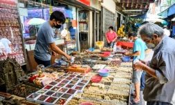 Des amulettes bouddhistes vendues sur un marché de Bangkok, le 2 juin 2020 en Thaïlande