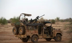 Photo non datée d'une patrouille de soldats français à proximité de la base de Ménaka, au Mali