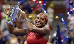 L'Américaine Coco Gauff, radieuse, soulÚve le trophée de l'US Open, aprÚs sa victoire en finale contre la Bélarusse Aryna Sabalenka, le 9 septembre 2023 à New York
