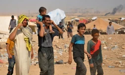 Des syriens de Deir Ezzor, dernière province contrôlée quasi-totalement par le groupe Etat islamique, où l'EI a récemment imposé l'enrôlement obligatoire, dans un camp de déplacés près d'Aricha, le 13 août 2017