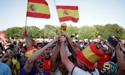 Des supporteurs de l'Espagne laissent éclater leur joie aprÚs la victoire de leur équipe face à l'Argentine, le 19 juillet à Central Park à New York