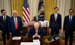 L'ambassadeur américain en Israël David Friedman (2Ú g), le conseiller Jared Kushner (2e d) et le secretaire au Trésor Steven Mnuchin (d) écoutent Donald Trump annoncer l'accord entre Israël et les Emirats Arabes Unis le 13 août 2020 à la Maison Blanche