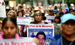 Les proches des 43 étudiants disparus de l'école normale rurale de Ayotzinapa manifestent à Mexico City à l'occasion du premier anniversaire du drame, le 26 septembre 2015