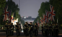 L'orchestre de la Royal Air Force participe à une répétition nocturne pour le défilé marquant les 80 ans de la fin de la Seconde Guerre mondiale en Europe sur le Mall, dans le centre de Londres, le 3 mai 2025