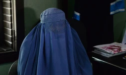 Nadia, une femme afghane qui tente de divorcer de son mari, lors d'un entretien dans le bureau de son avocat, à Jalalabad en Afghanistan le 16 janvier 2017