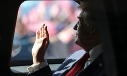 Le président américain Donald Trump effectue un salut de la main à bord de sa voiture, le 26 octobre 2025 à l'aéroport de Sepang en Malaisie