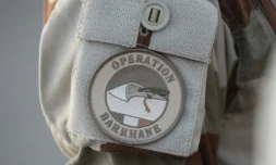 Deux militaires de la force française Barkhane au Sahel, du 1er régiment de hussards parachutistes de Tarbes, ont été tués en opération au Mali par l'explosion d'un engin explosif improvisé (IED) au passage de leur véhicule blindé