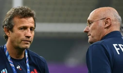 L'entraßneur-assistant du XV de France Fabien Galthié (g) et le président de la Fédération française de rugby Bernard Laporte à la veille du quart de finale de Coupe du monde contre le pays de Galles, le 18 octobre 2019 au stade d'Oita (Japon)