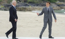 Le président américain Joe Biden (G) et son homologue Emmanuel Macron lors du G7 dans les Cornouailles, le 11 juin 2021