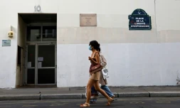 La plaque commémorative et l'immeuble qui abritait les locaux de Charlie Hebdo, le 30 aout 2020 à Paris, où l'attentat a eu lieu en janvier 2015