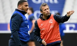 Fabien Galthié donne des instructions au pilier du XV de France Mohamed Houas le 8 février 2020 au Stade de France