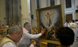 Des chrétiens coptes assistent à une messe à l'église Sainte Marie au Caire, le 23 avril 2017, avant la visite du pape François 