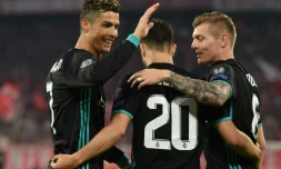 Le milieu du Real Madrid Marco Asensio est congratulé par Cristiano Ronaldo (g) et Tony Kroos aprÚs son but face au Bayern en demi-finales de C1, le 25 avril 2018 au Bayern