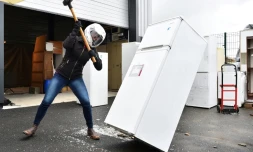 Un homme détruit un frigo à coups de masse, le 30 juin 2017 dans une entreprise de déménagement à Noyal-Châtillon-sur-Seiche (Ille-et-Vilaine)