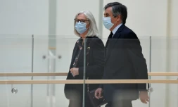 L'ex-Premier ministre français François Fillon (d) et son épouse Penelope Fillon arrivent au palais de justice de Paris, le 29 juin 2020