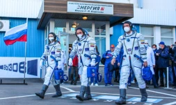 Photo prise et publiée le 5 octobre 2021 par Roscosmos des membres de l'équipage russe du vaisseau Soyouz: le cosmonaute Anton Chkaplerov (c), l'actrice Ioulia Peressild (g) et le réalisateur Klim Chipenko sur le cosmodrome de Baïkonour au Kazakhstan