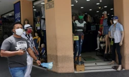 Hommes masqués dans une rue de Guatemala City, le 16 juillet 2020