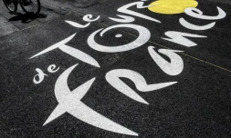 Logo du Tour de France peint sur la chaussée, le 10 juillet 2015 lors de la 7e étape entre Livarot et Fougères
