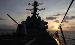 Photo prise le 27 mars 2023 par la marine américaine du destroyer américain USS Milius lors d'opérations en mer de Chine méridionale