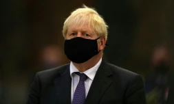 Le Premier ministre britannique Boris Johnson, portant un masque lors de l'anniversaire des 80 ans de la bataille d'Angleterre, à Westminster Abbey, dans le centre de Londres, le 20 septembre 2020 