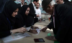 Un Iranien se fait enregistrer pour voter à la présidentielle, le 19 mai 2017 dans un bureau de vote à Téhéran